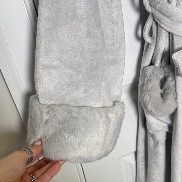 Pottery Barn Faux Fur Trim Hooded Robe Gray Plush Luxury Spa Gift Medium - Picture 6 of 10